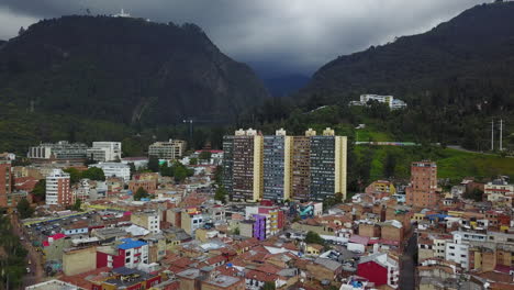 Bajada-De-Toma-Aérea-De-Establecimiento-De-Edificios-Antiguos,-Modernos-Rascacielos-Y-Barrios-En-El-Centro-De-Bogotá,-Colombia