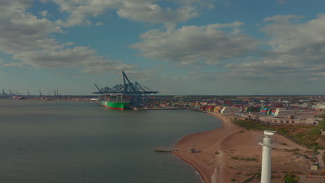 amplia toma de dron ascendente del puerto de felixstowe