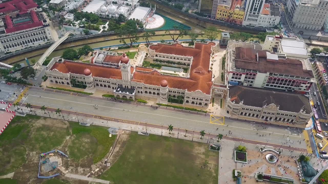 Imagem de drone da bandeira americana no centro de Kuala Lumpur.