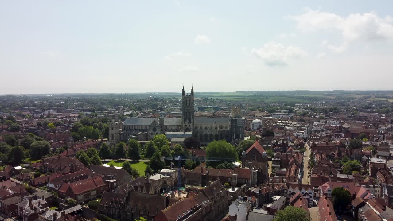 Video 4K da drone che si dirige verso la Cattedrale di Canterbury con tetti arancioni