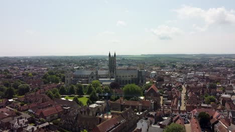 Video-De-Drones-De-4k-Moviéndose-Hacia-La-Catedral-De-Canterbury-Con-Tejados-Naranjas