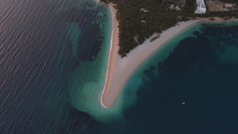 Ojo-De-Pájaro-Sobre-La-Playa-Del-Cuerno-Dorado-En-Croacia