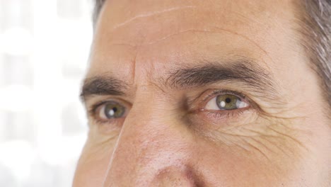 ojos brillantes y brillantes de un hombre maduro y exitoso.
