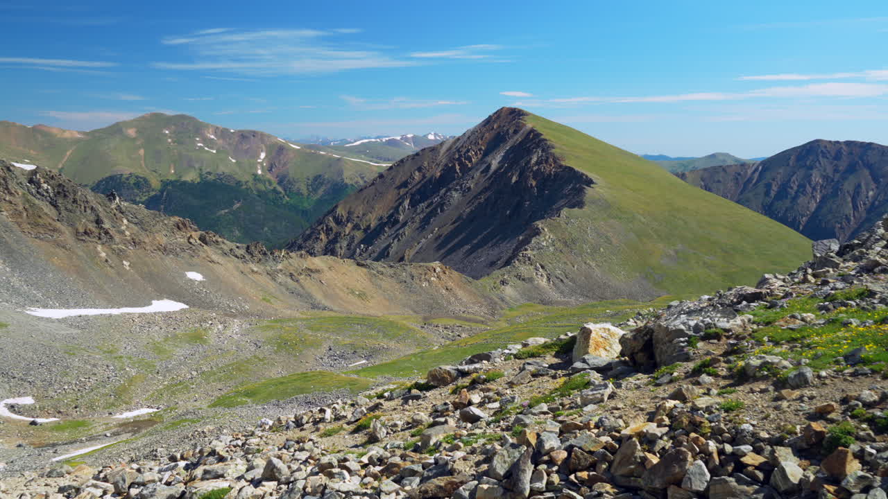 왼쪽으로 영화 속도 느린  ⁇  그리즐리 그레이와 토레이 14er 로키 마운틴 피크 콜로라도 한낮  ⁇ 은 여름 평화로운 하천 파란 하늘 웅석 위에 놀라운 눈
