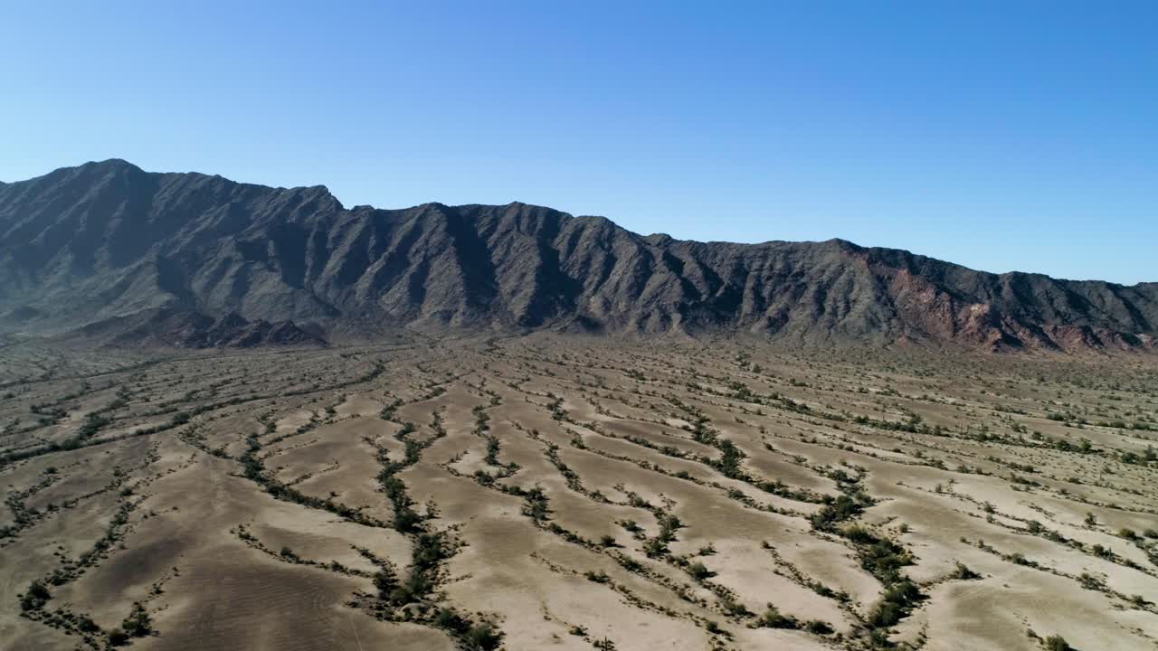vista aérea de las montañas y el desierto, día soleado en dateland, arizona, ee.uu.