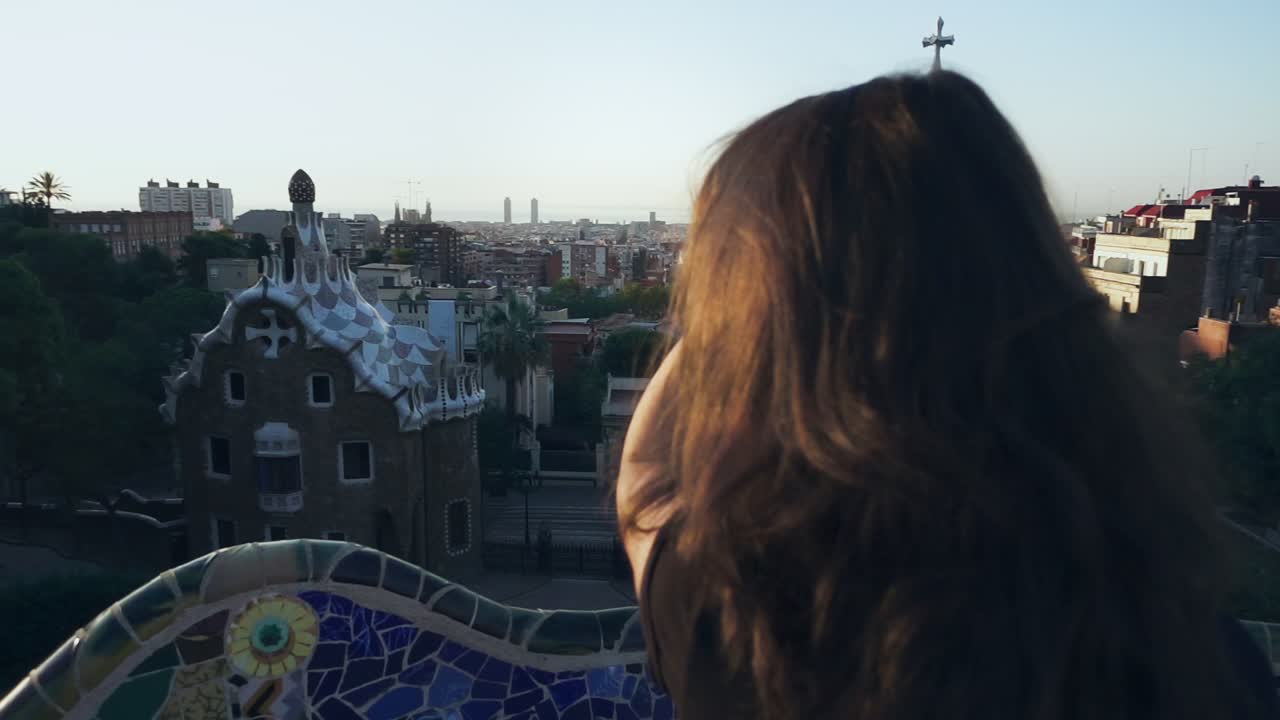 hermosa chica ajustando su cabello. mujer viajando por el mundo. concepto de viaje a la ciudad