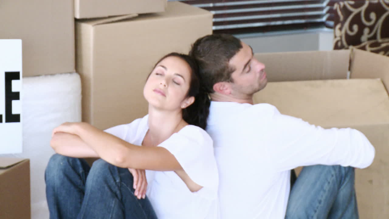 familia feliz relajándose en su nueva casa