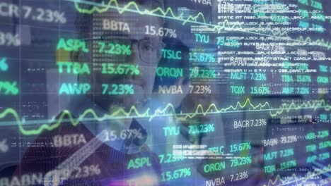 animación del procesamiento de datos financieros sobre personas de negocios que trabajan