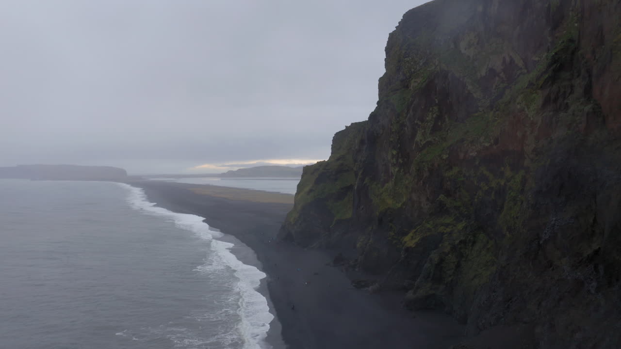аэрофотосъемка: пляж рейнишъяра с черным песком в исландии в дождливый день