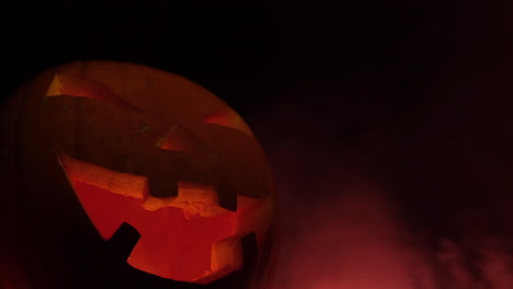 Halloween-Leuchtender-Gruseliger-Kürbis-Im-Bösen-Roten-Nebel