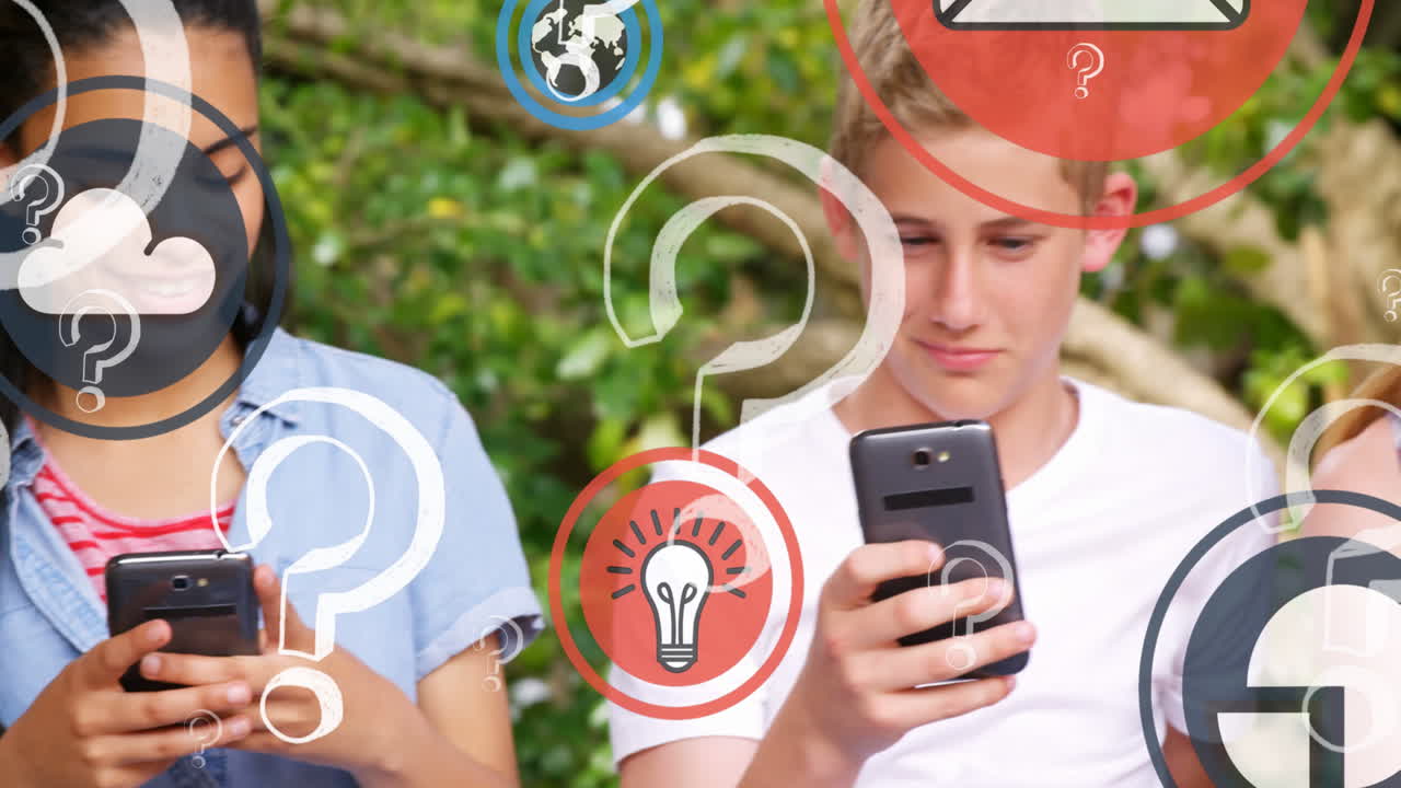 signos de pregunta e iconos digitales contra un grupo de estudiantes diversos que usan teléfonos inteligentes
