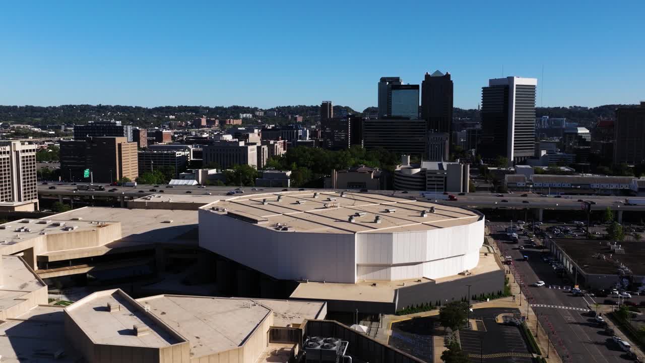 Fluida ripresa aerea orbitale del Birmingham Jefferson Convention Complex che ne mette in risalto le dimensioni e l'ambientazione urbana sullo sfondo dei grattacieli