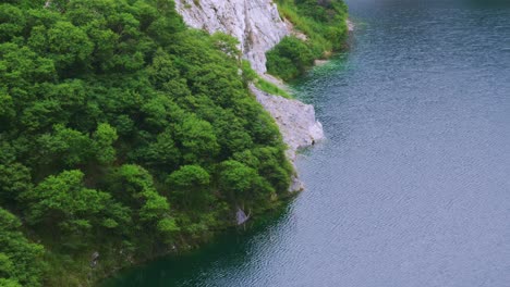 La-Antigua-Cantera-De-Roca-Cerrada-Una-Atracción-Turística-Natural-Con-Un-Gran-Estanque-Azul-Es-Un-Punto-Interesante-En-Tailandia