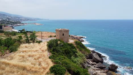 Vislumbre-De-La-Torre-De-Vigilancia-De-La-Antigua-Estructura-De-La-Fortaleza-De-Los-Cruzados-Fidar-En-El-Líbano---Toma-Aérea