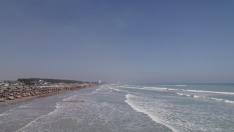 avión de hélice volando cerca de la playa miramar