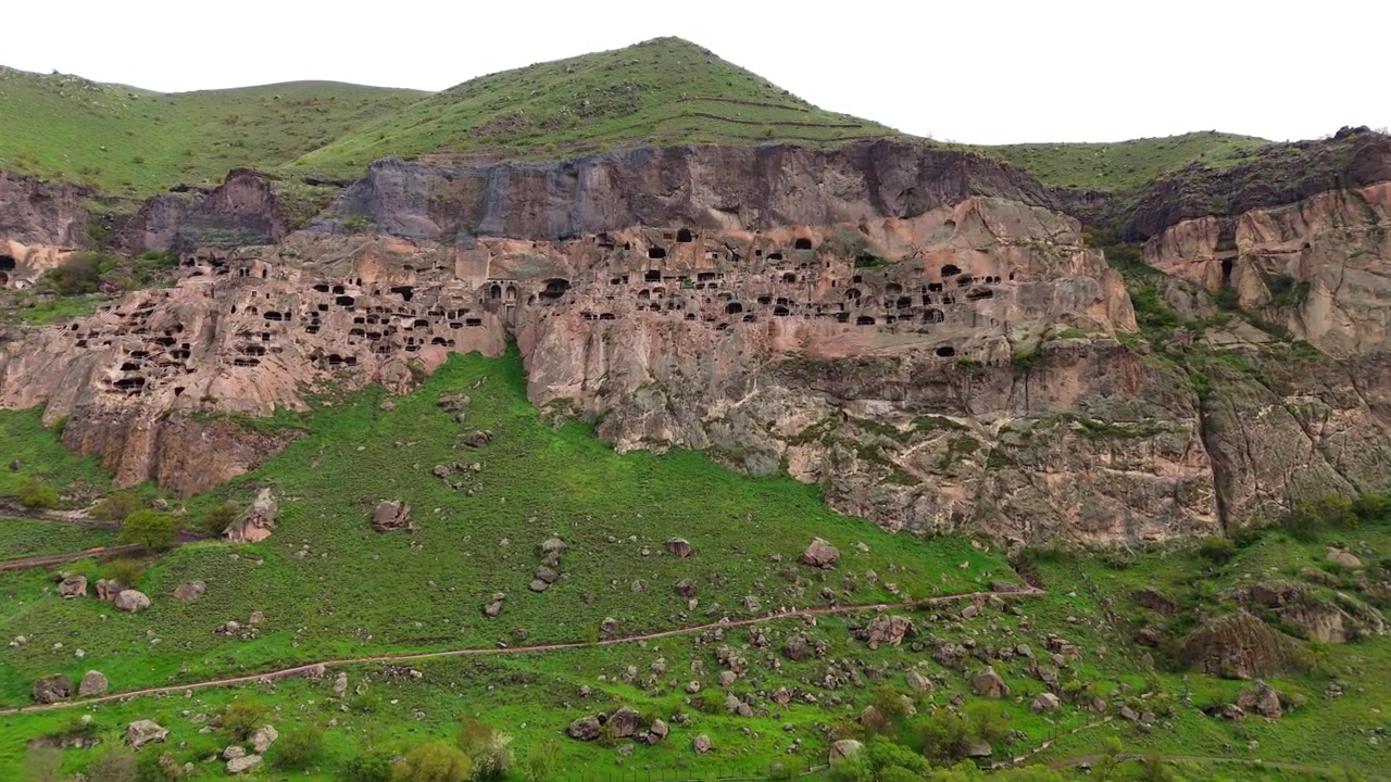 Droneoptagelse af Vardzia hulekloster, Georgien, en gammel klippefæstning udhugget i Erusheti-bjergets skråninger over den snoede Mtkvari-flod.