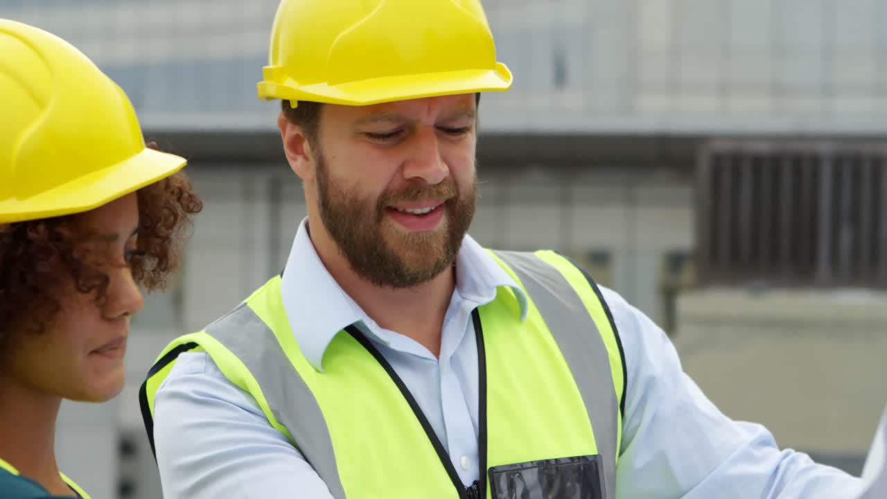 arquitectos discutiendo sobre el plan 4k