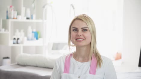 procedimiento de hardware en cosmetología. el cosmetólogo suaviza las arrugas con microcorrientes. peeling, fonoforesis, masaje y lifting facial en una clínica de belleza.