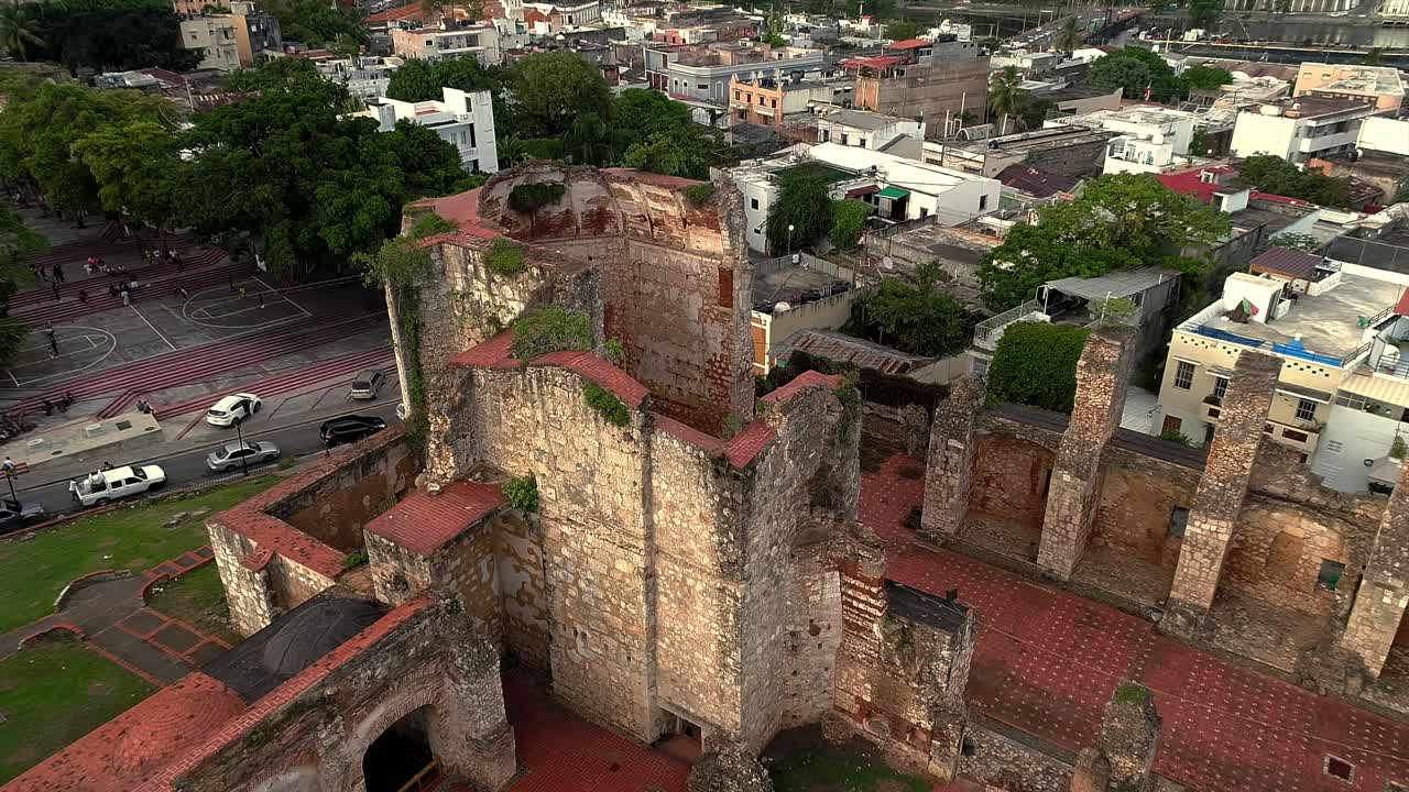 antena inclinada hacia abajo sobre los restos de la iglesia del monasterio de san francisco en santo domingo, república dominicana