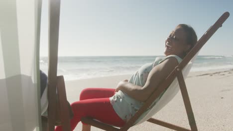 Sonriente-Pareja-Afroamericana-Senior-Tumbada-En-Tumbonas-En-La-Playa-Soleada