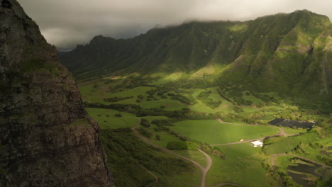 Dron-Aéreo-Junto-Al-Acantilado-Revelan-El-Rancho-Kualoa