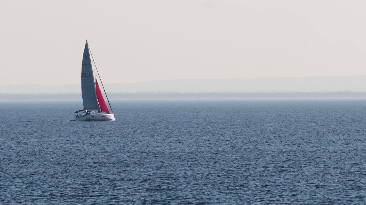 un velero que se desliza a través de las aguas tranquilas del océano