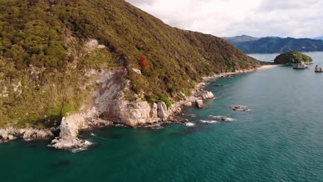 Acantilados-De-Granito-Y-Toma-De-órbita-Aérea-De-Taupo-Point