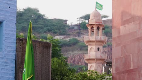 Alte-Moschee-Mit-Wehender-Religiöser-Flagge-Am-Tag-Aus-Flachem-Winkel.-Das-Video-Wurde-In-Ghantaghar,-Jodhpur,-Rajasthan,-Indien,-Aufgenommen