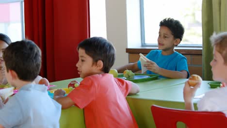 Kinder-Essen-In-Der-Cafeteria