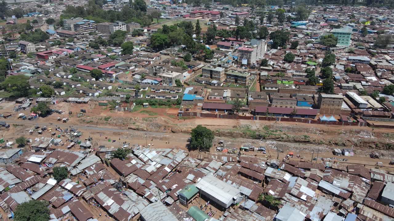 casas pobres de kibera slums kenia, techo oxidado de las casas mal construidas de kibera slums kenia
