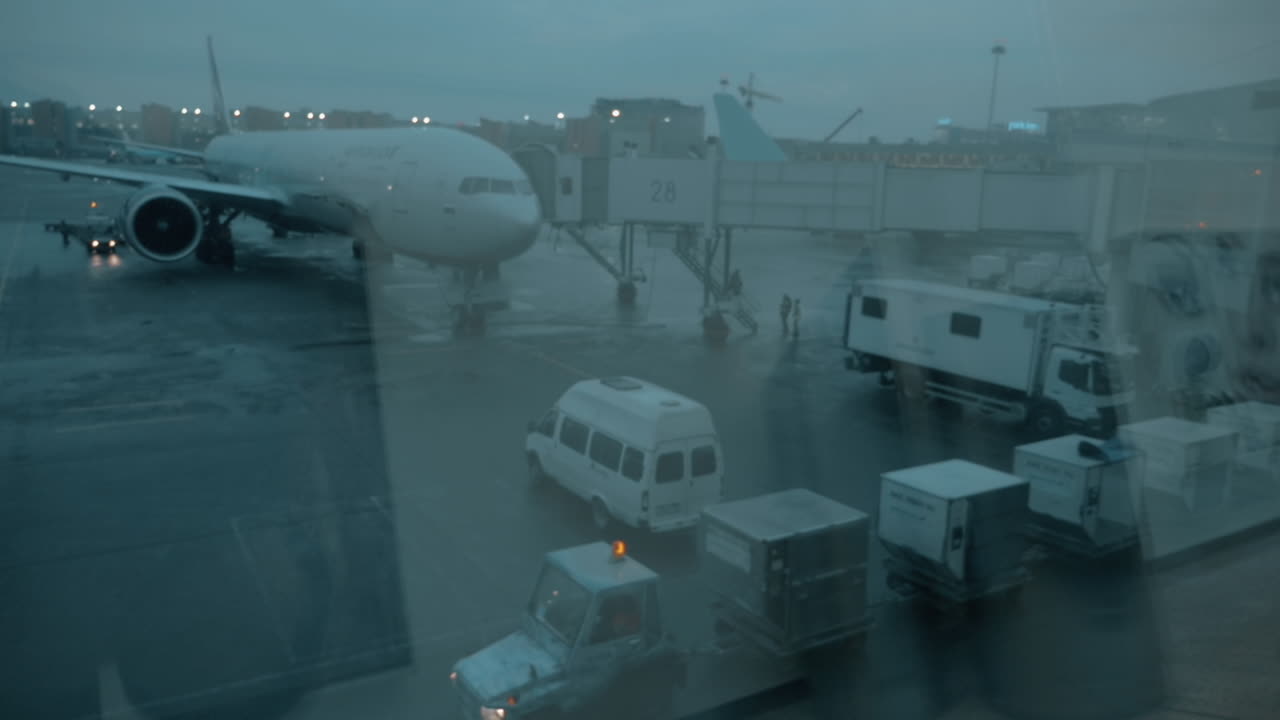 área del aeropuerto con embarque en avión y entrega de carga vista nocturna