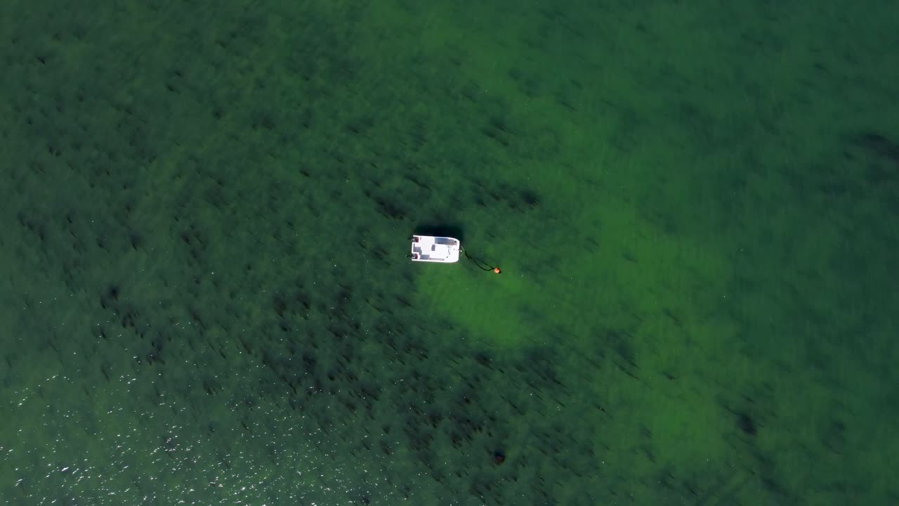 whitstable 해안에서 바다의 빠른 공중 회전 샷