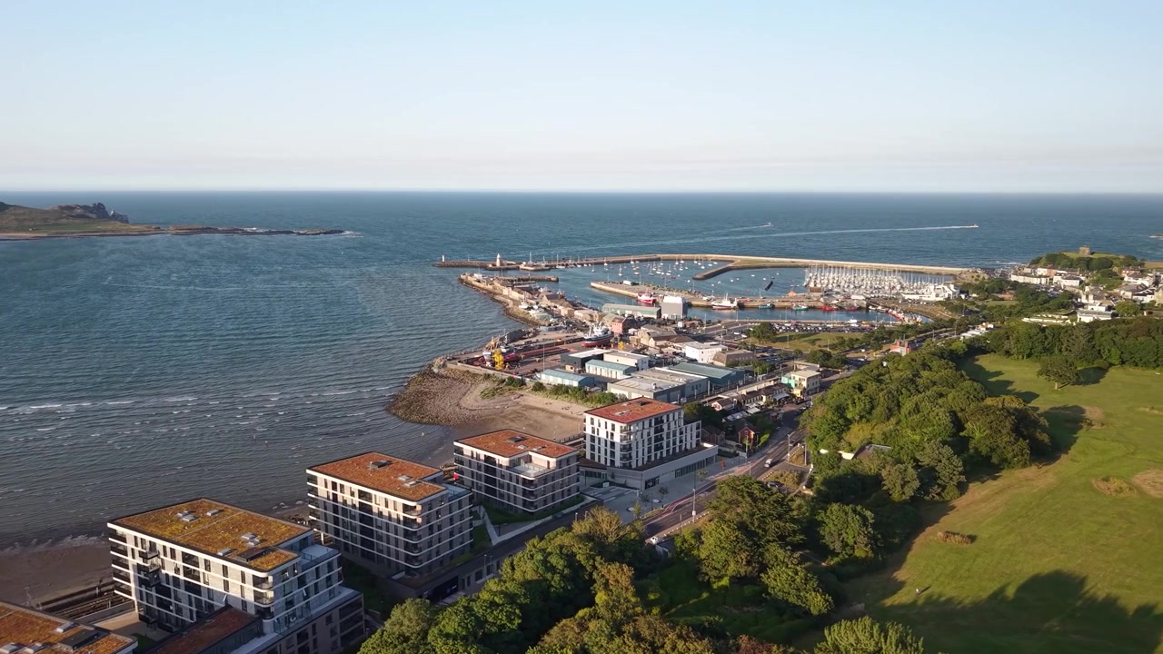 Ilmakuva Howthin telakasta, satamista ja meriteollisuudesta illalla, Dublin, Irlanti.