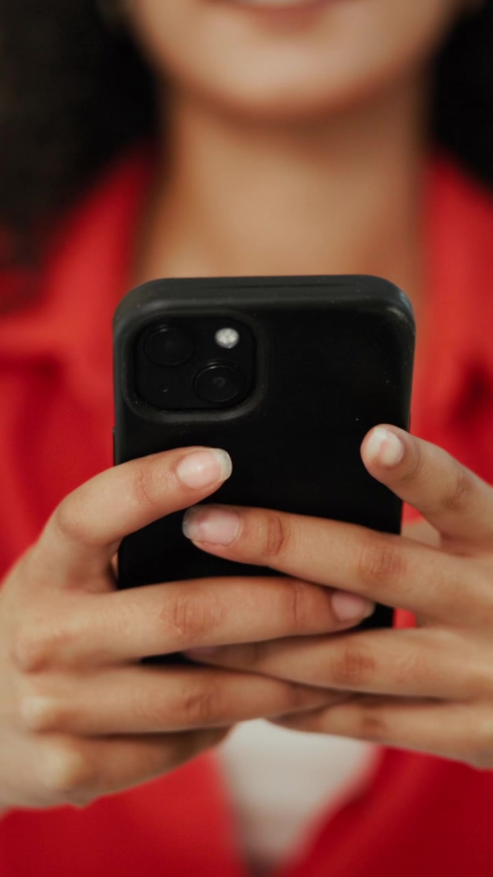 Primo piano di una donna che usa uno smartphone