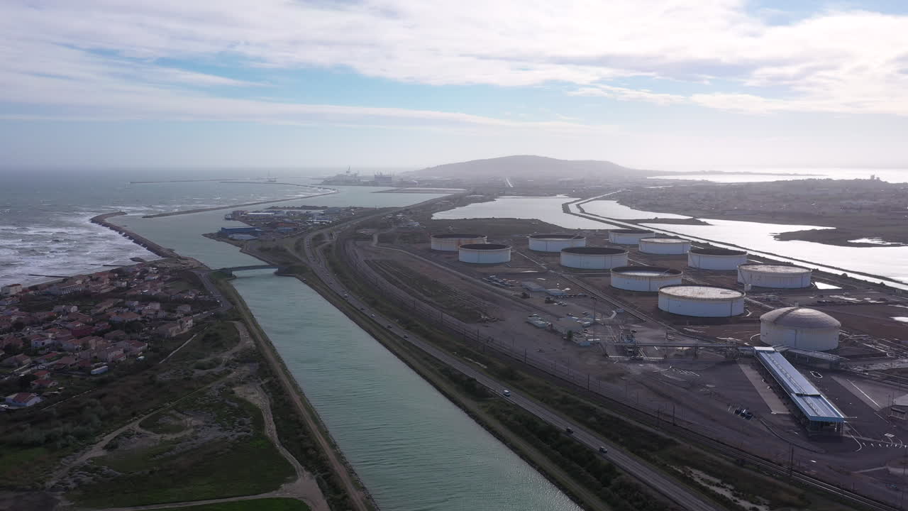 프론티그난 가스 및 석유 저장소에서 해안 운하를 통과하는 항공기.