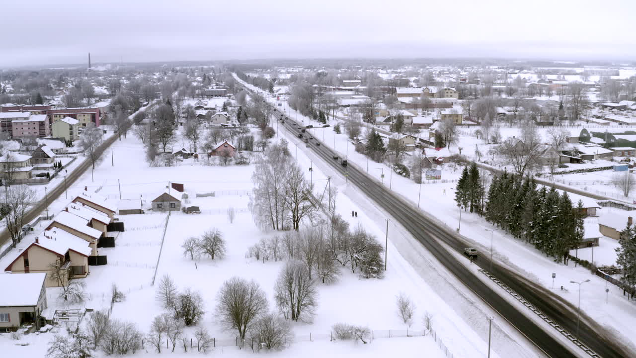 작은 도시로 가는 고속도로의 겨울 촬영