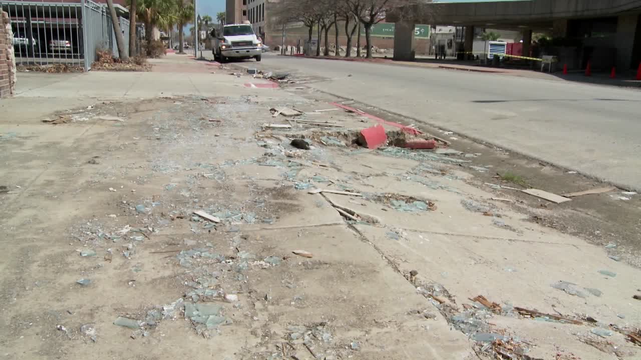 Tilt verso l'alto di rottami e rifiuti che giacciono per strada durante le operazioni di pulizia dopo l'uragano Ike a Galveston, Texas.