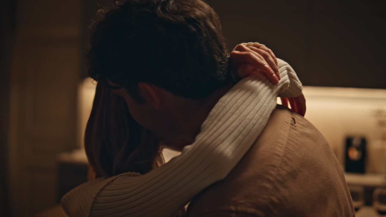 Primo piano di una coppia innamorata che balla a casa, trascorrendo una serata romantica insieme.