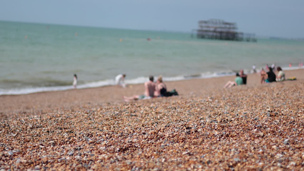 해변 에서 이 잘 내리는 날 을 즐기는 사람 들