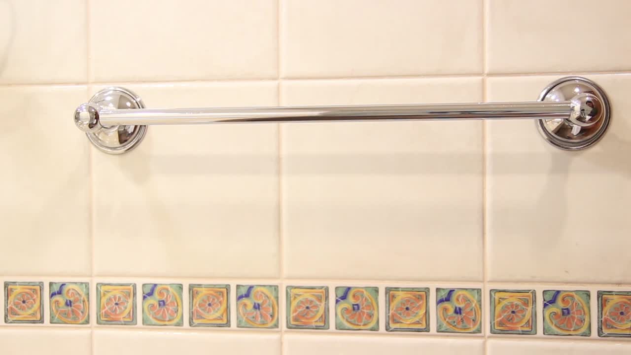 disparo en primer plano de la ama de llaves colocando toallas de baño limpias en el baño 2