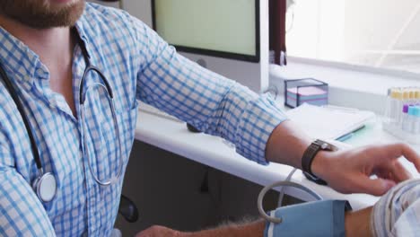 médico examinando a un anciano en un hogar de ancianos
