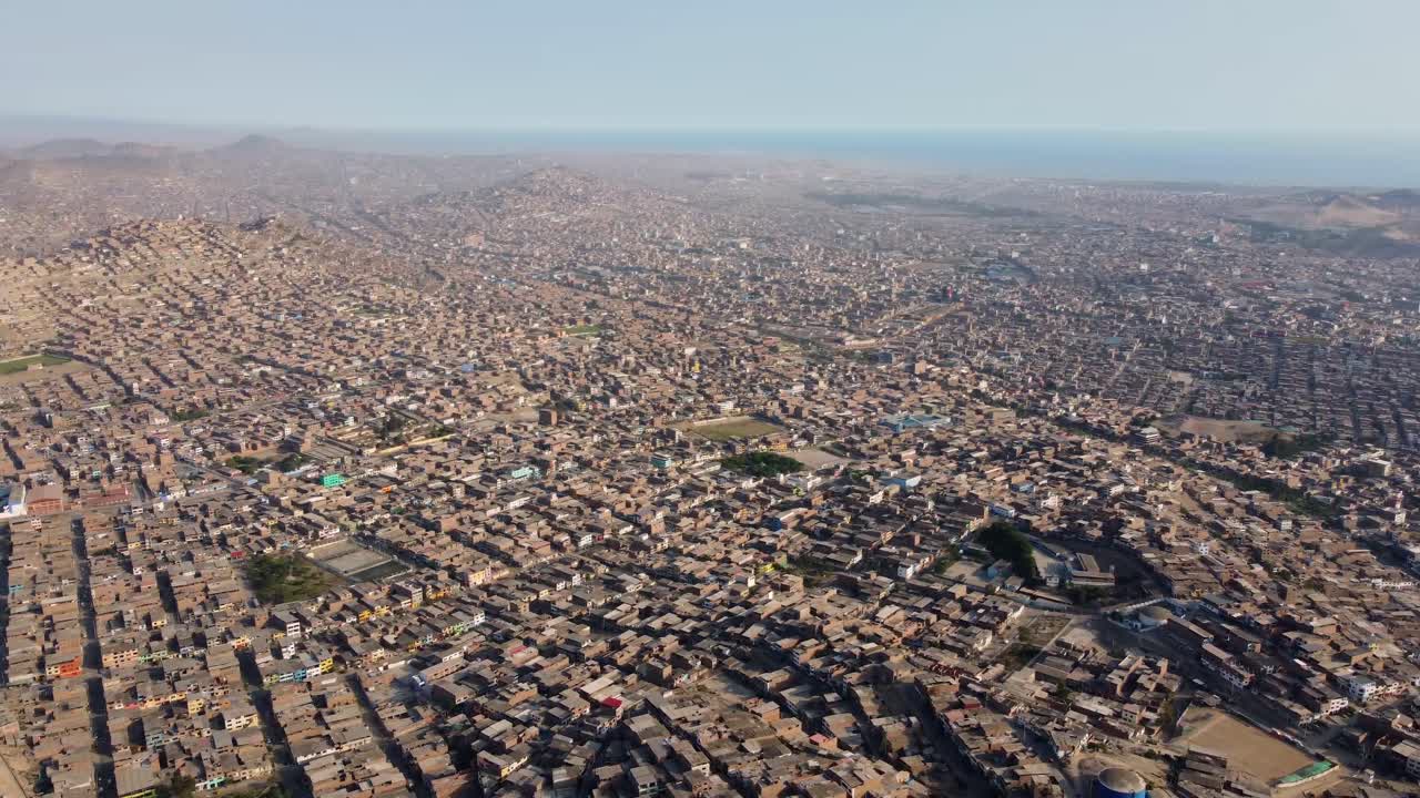 Veduta aerea panoramica di una città costiera densamente popolata