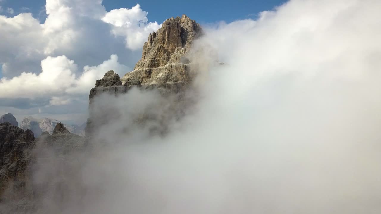 보송보송한 흰 구름으로 뒤덮인 산봉우리, 드레이 지넨 국립공원, 몬테 파테르노, 돌로미티, 이탈리아