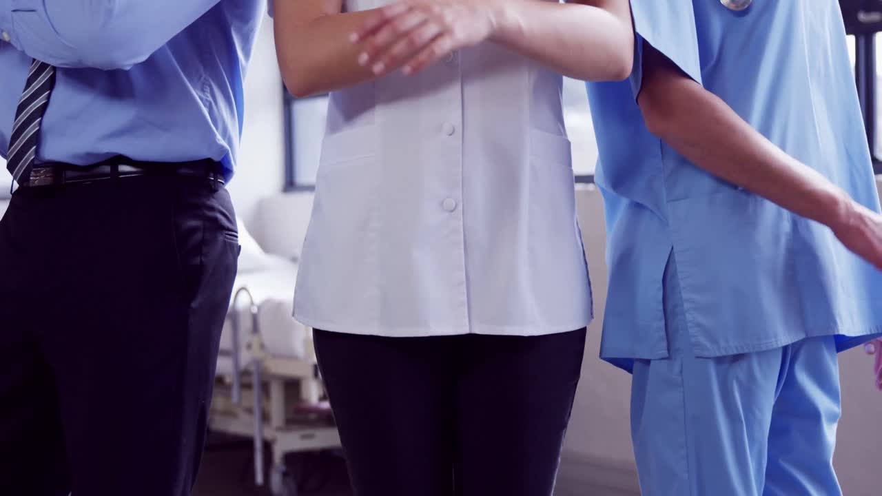 팔을  ⁇ 은 의료진