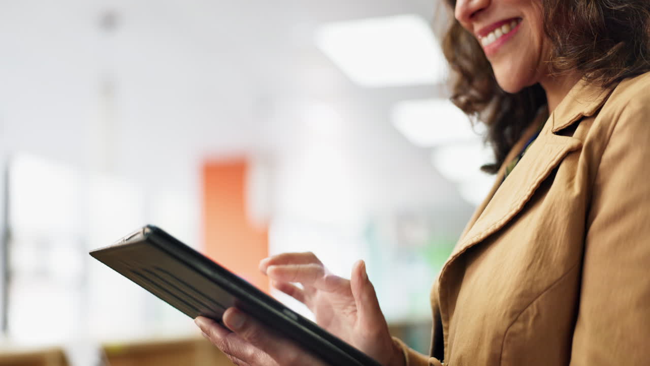 mujer que usa la tableta