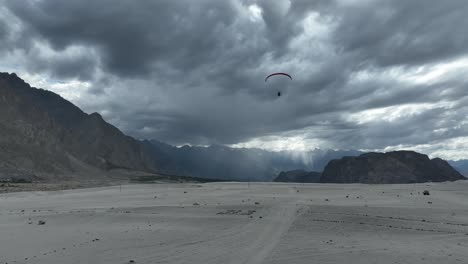 Drohnenaufnahmen,-Die-Einem-Motorsegler-Im-Norden-Pakistans-In-Der-Bergregion-Mit-Wunderschönem-Himmel-Folgen