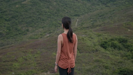 女性の後ろの景色