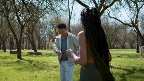 gente bailando en el bosque