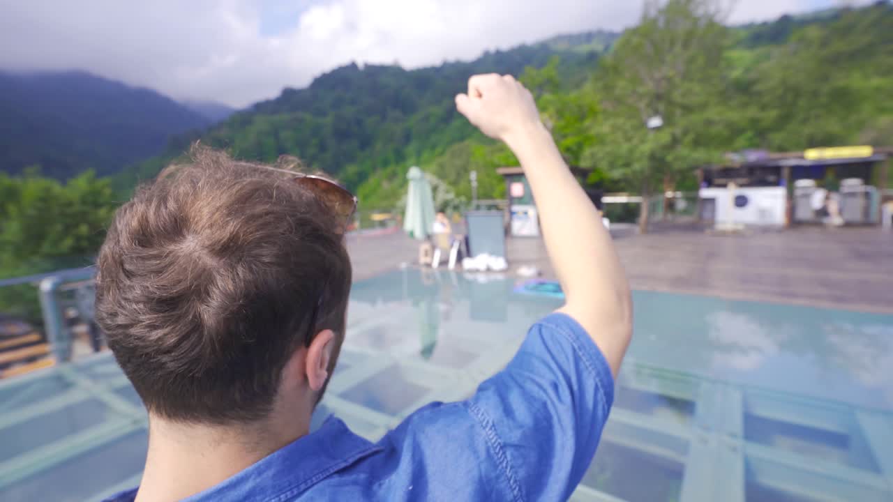 자연 속에서 춤을 추는 남자.