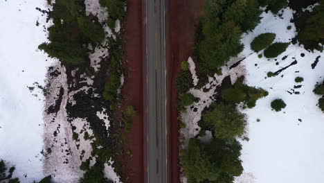 Blick-Von-Oben-Auf-Den-Oregon-Mountain-Pass-Highway,-Weißes-Auto-Fährt-Durch